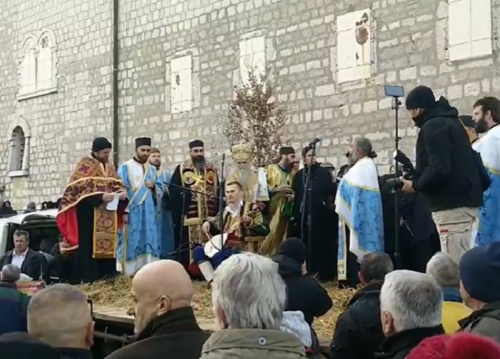 Guslar ispred Cetinjskog manastira