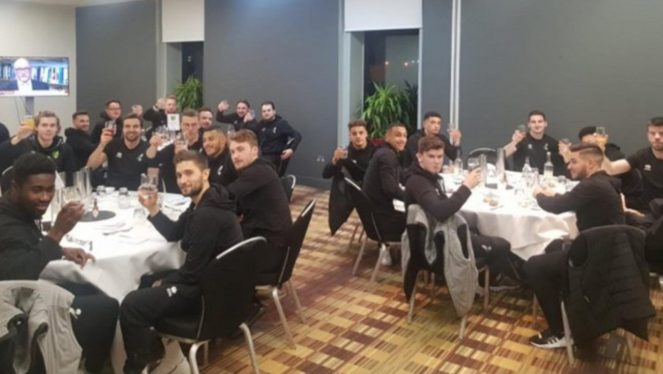 fudbaleri Norič sitija nazdravljaju navijači