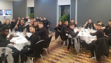 fudbaleri Norič sitija nazdravljaju navijači