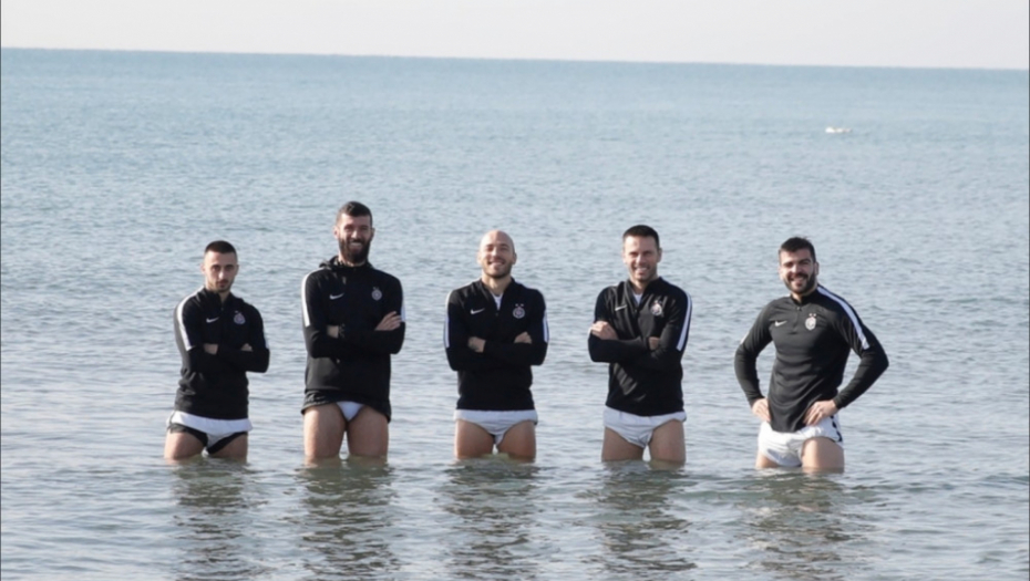 Fudbaleri Partizana pripreme - hladna voda