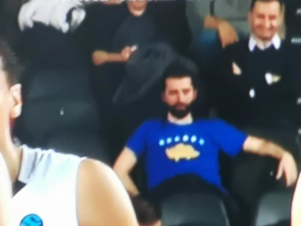 navijač Darušafake sa spornom majicom