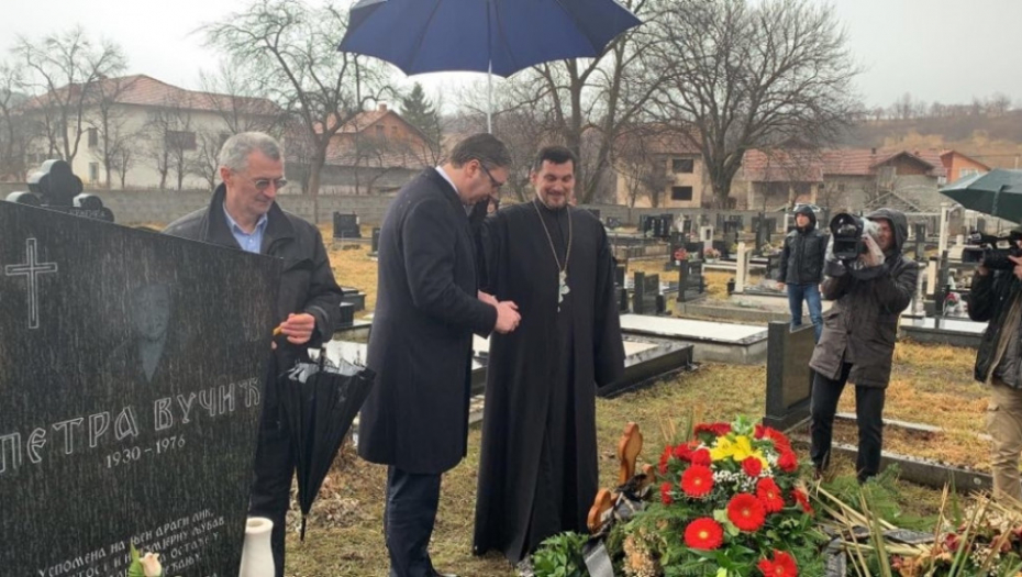 Aleksandar Vučić na grobu svog dede