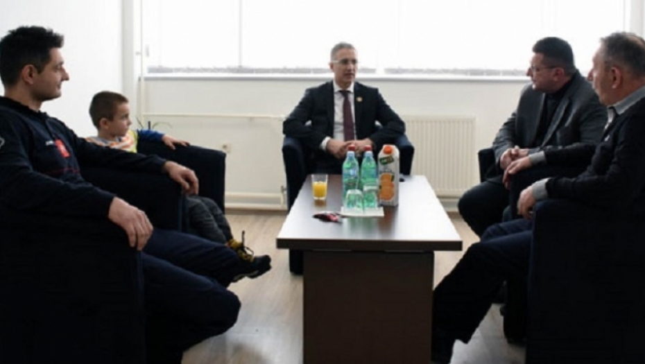 Stefanović sa porodicom vatrogasaca