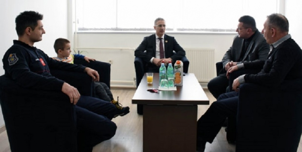Stefanović sa porodicom vatrogasaca