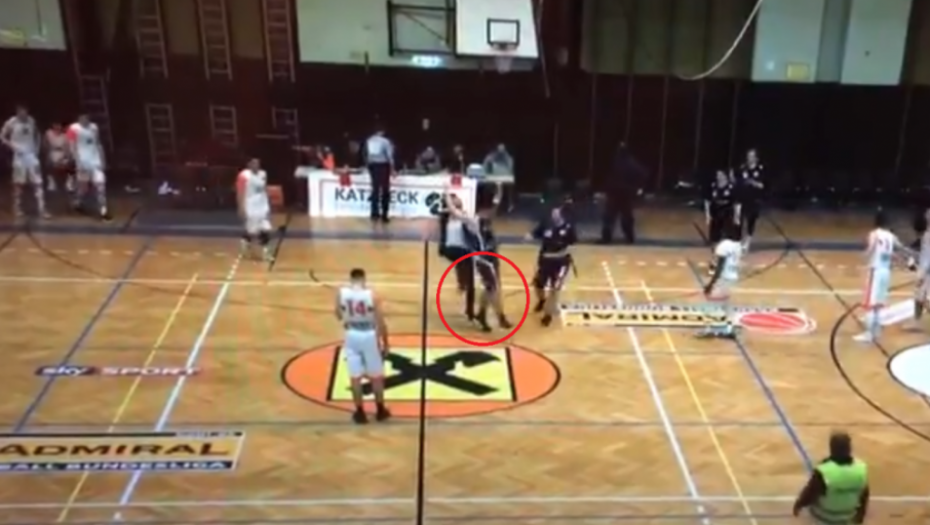 Trener šutnuo igrača