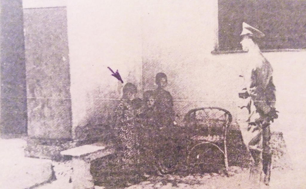 Stojan Subotić u crkvi logora, ispituje ga ustaški časnik 