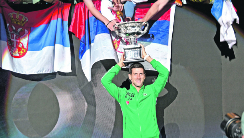 Đoković je trofej doneo do dela tribina na kome je bio Rovčanin