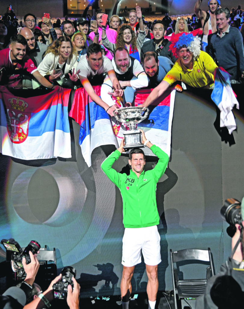 Đoković je trofej doneo do dela tribina na kome je bio Rovčanin