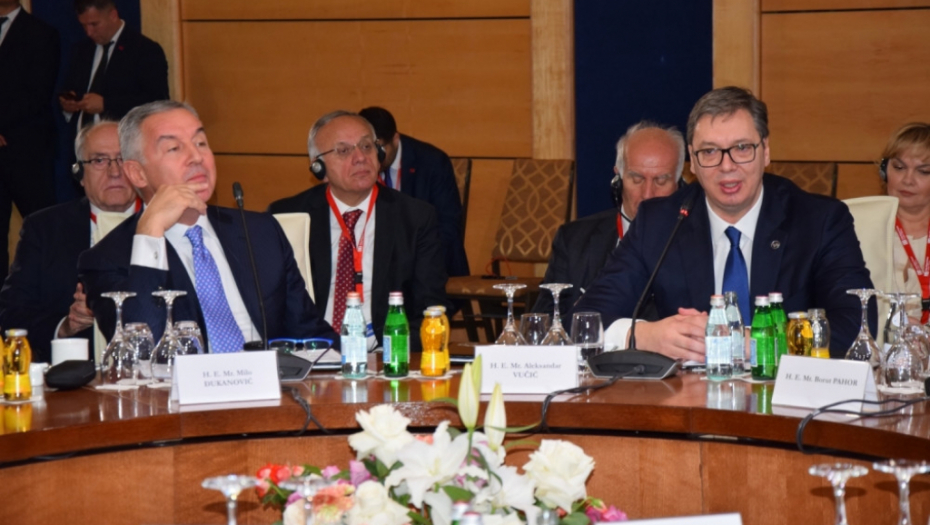 Aleksandar Vučić, Milo Đukanović