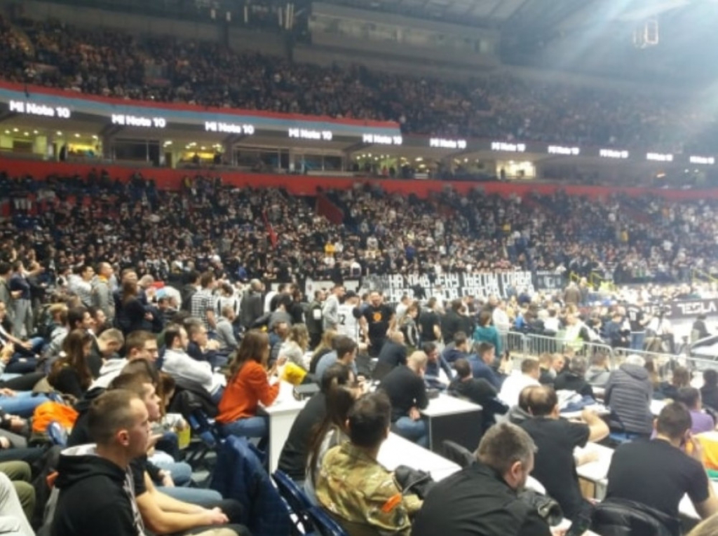 Transparent navijača Partizana