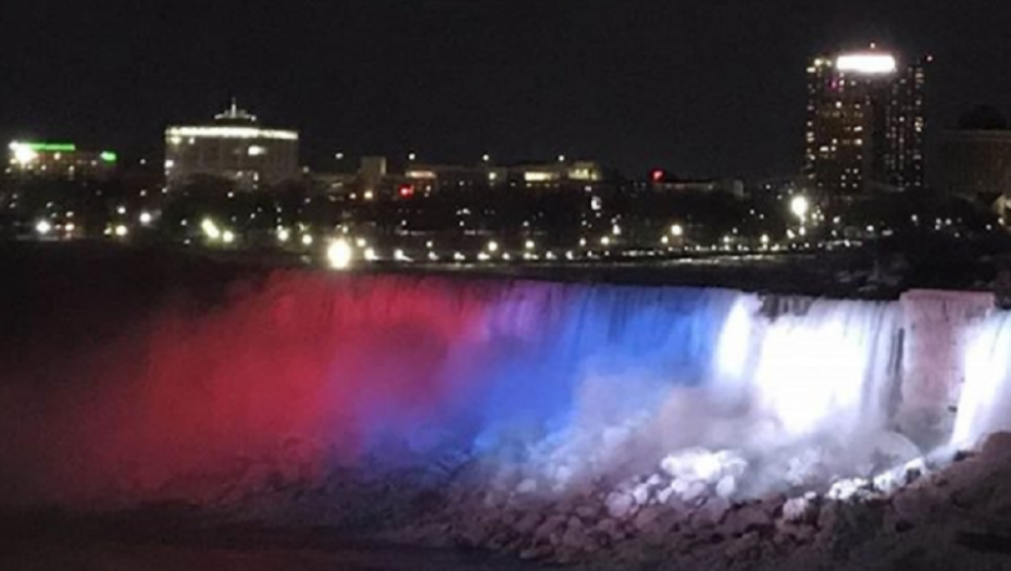 Nijagarini vodopadi u bojama srpske zastave