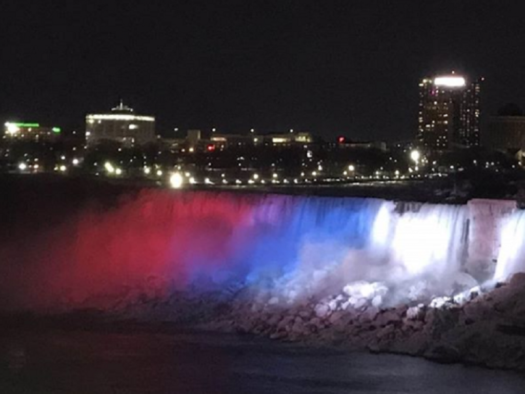 Nijagarini vodopadi u bojama srpske zastave