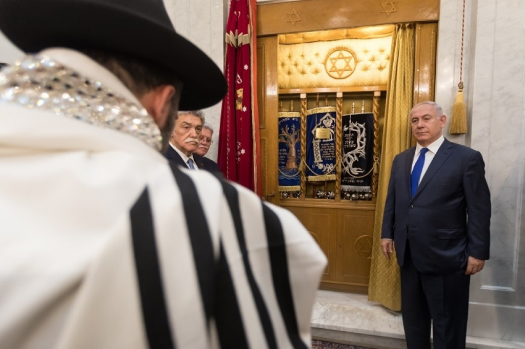 Benjamin Netanjahu u sinagogi