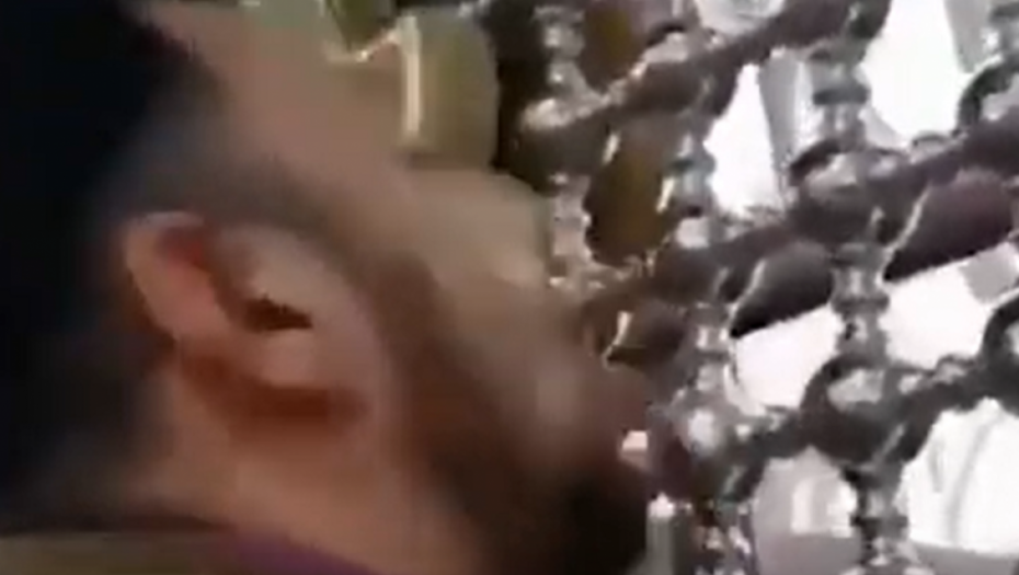 Iranac liže relikviju