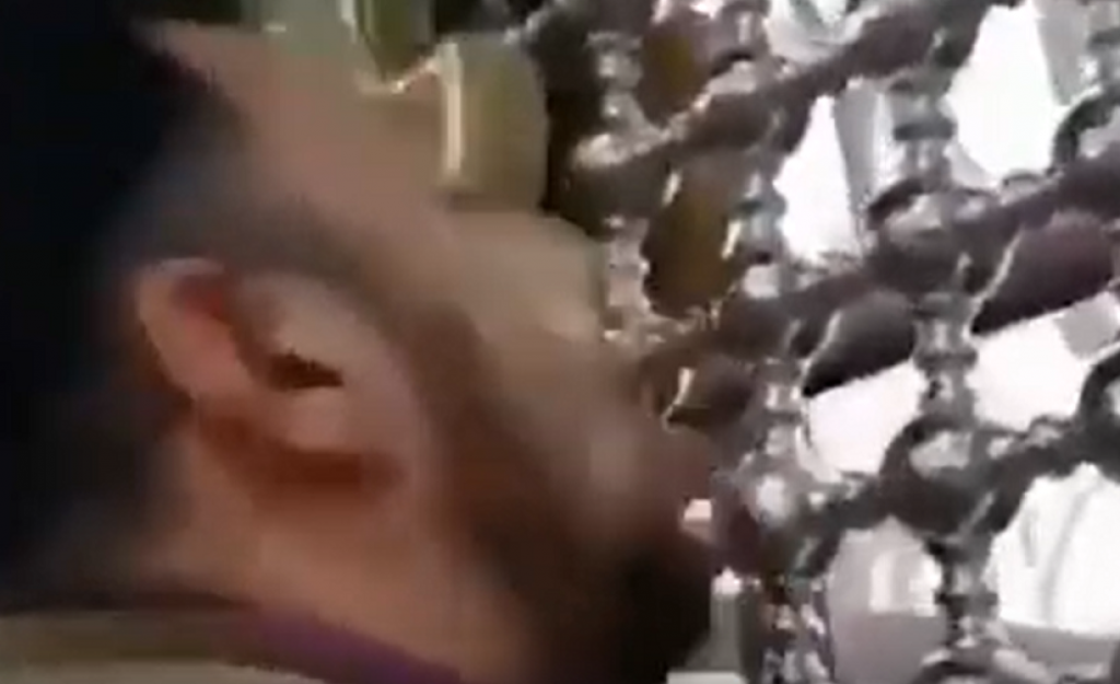 Iranac liže relikviju