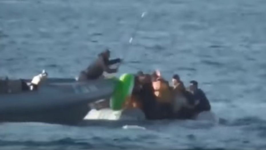 Grčka obalska straža tuče migrante