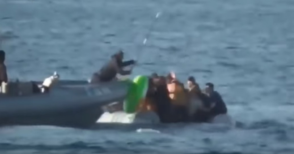 Grčka obalska straža tuče migrante