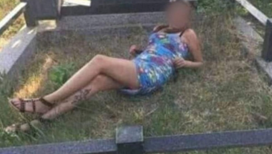 Devojka pozira na groblju