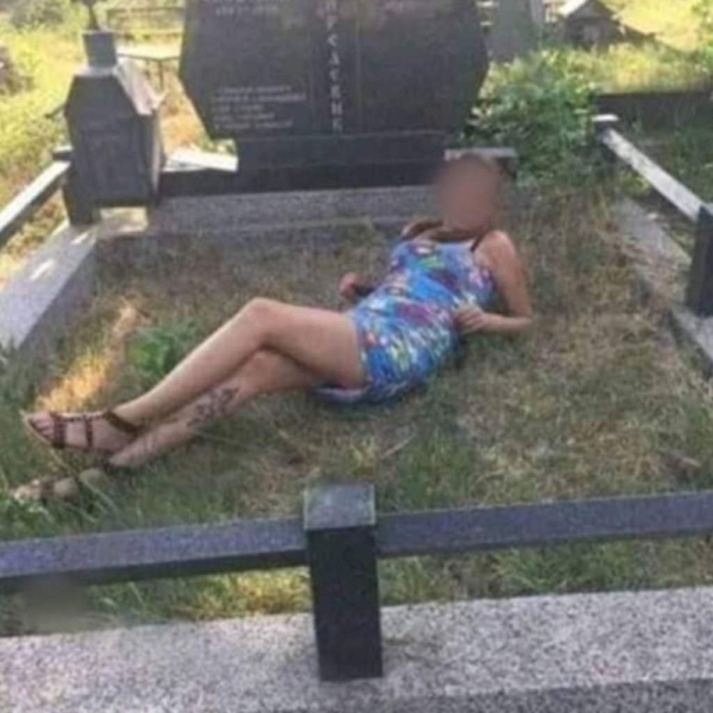 Devojka pozira na groblju