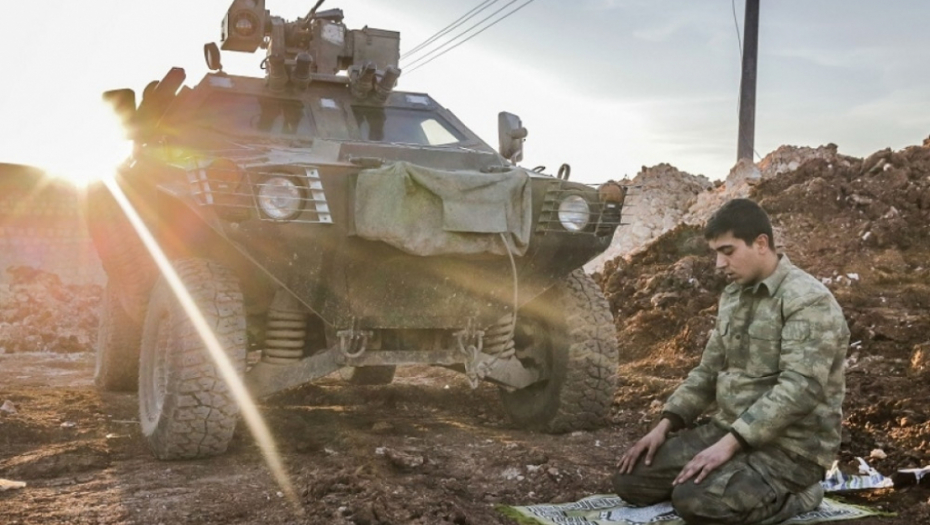 Turski vojnik tokom molitve