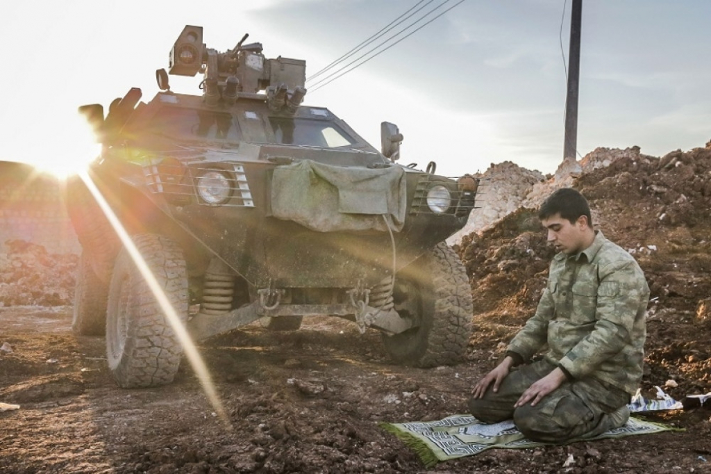 Turski vojnik tokom molitve