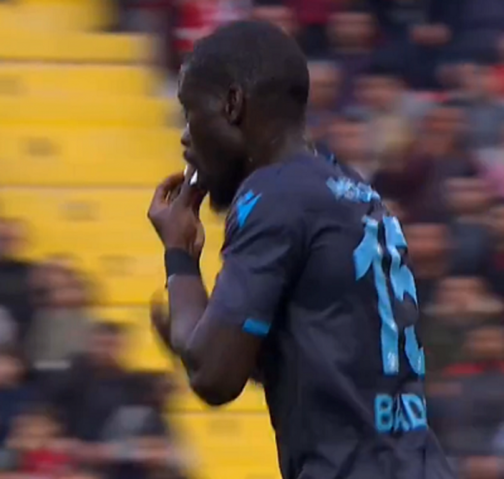 Badu Ndiaje jede papir