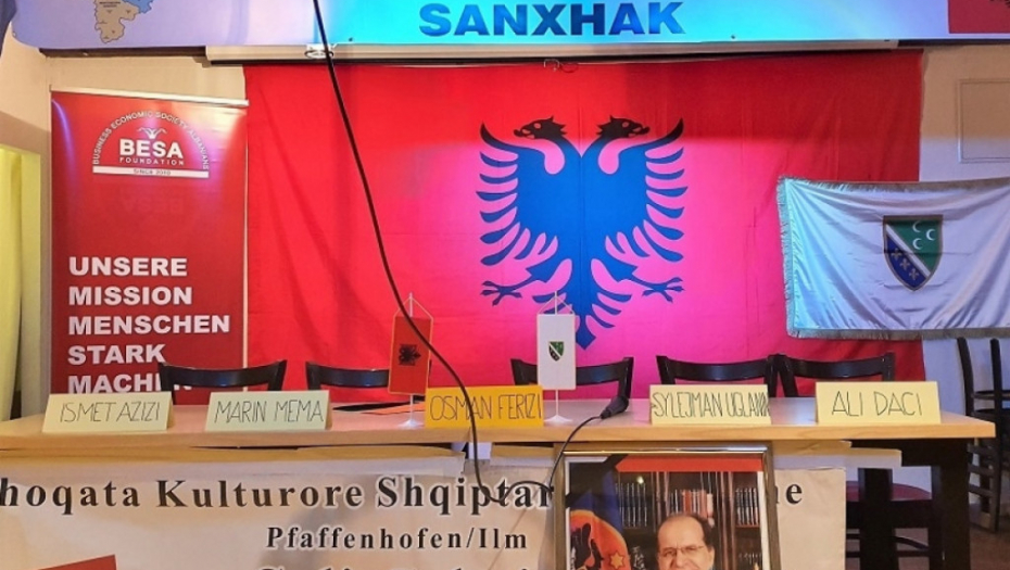 Skup u Minhenu gde je razvijena zastava Velike Albanije