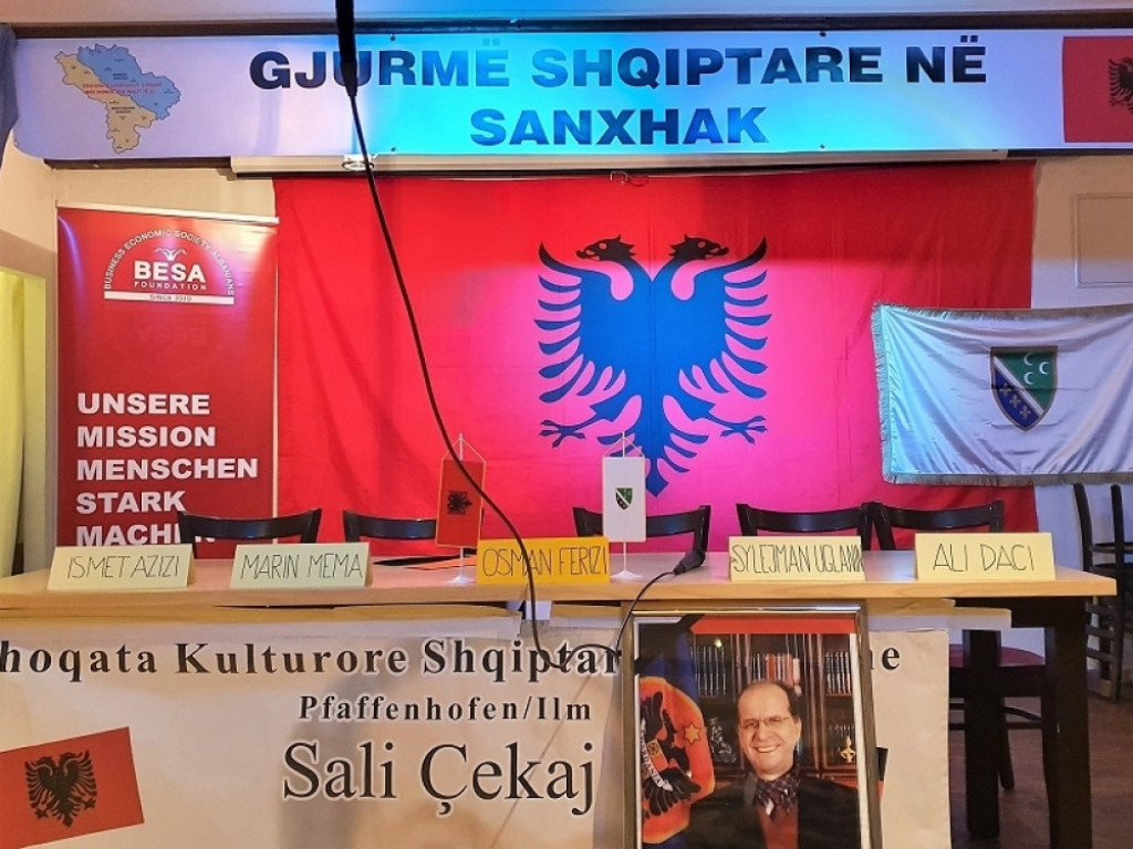 Skup u Minhenu gde je razvijena zastava Velike Albanije