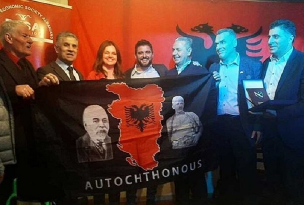 Sulejman Ugljanin sa zastavom Velike Albanije