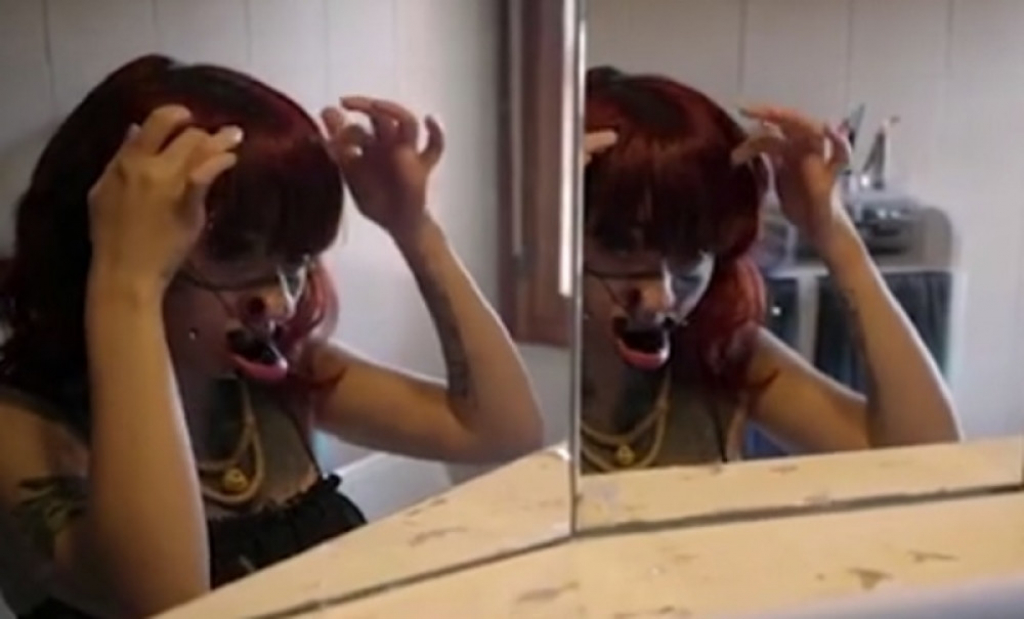 Tinejdžerka sa pirsinzima