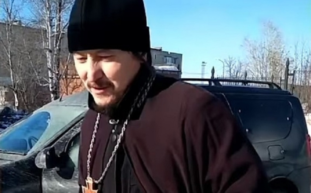 Sveštenik na monociklu