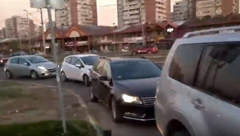 kolona, benzinska pumpa