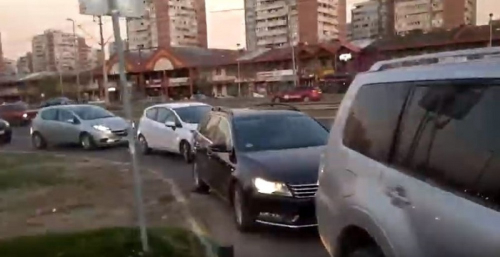 kolona, benzinska pumpa