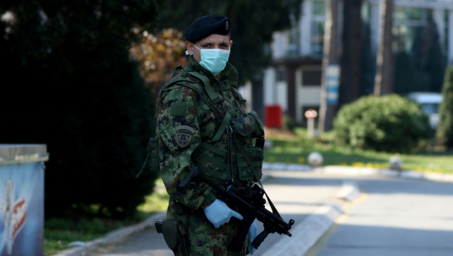 vojska ispred bolnice "Dragiša Mišović"