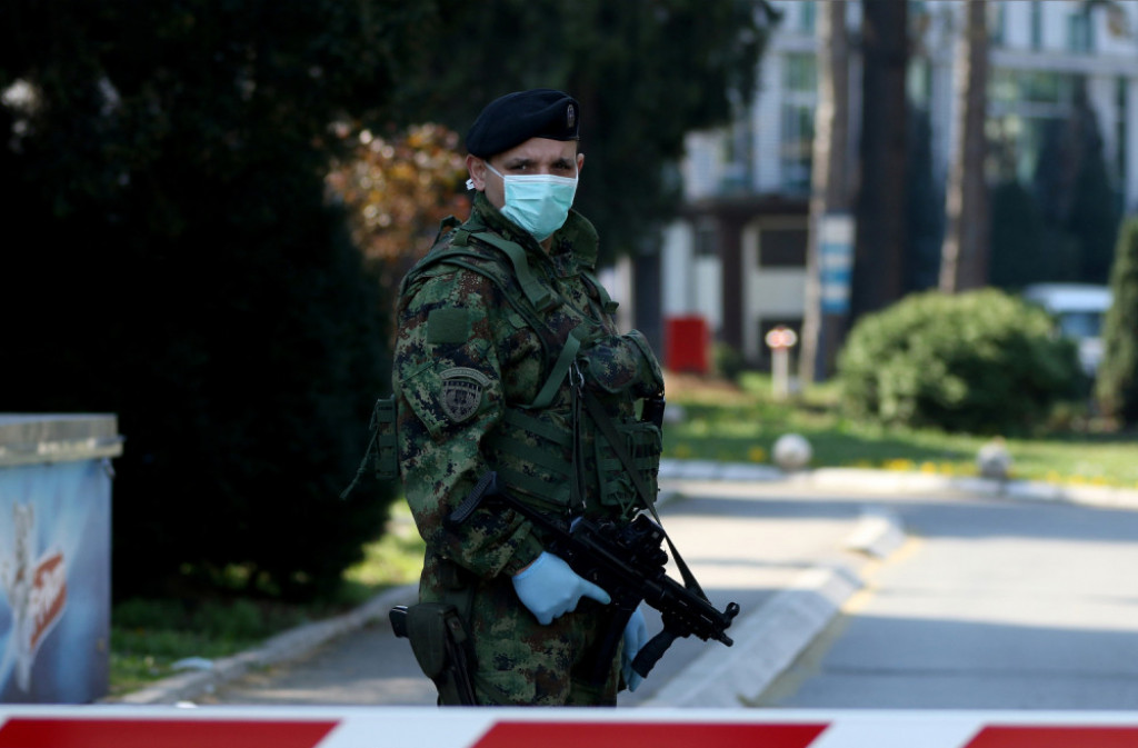vojska ispred bolnice 