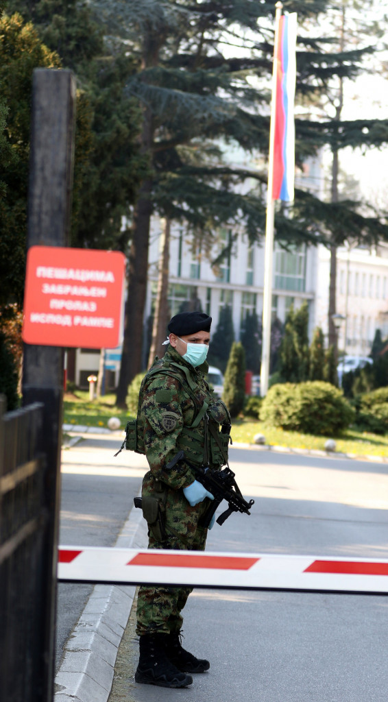 vojska ispred bolnice 