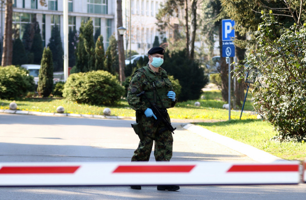 vojska ispred bolnice