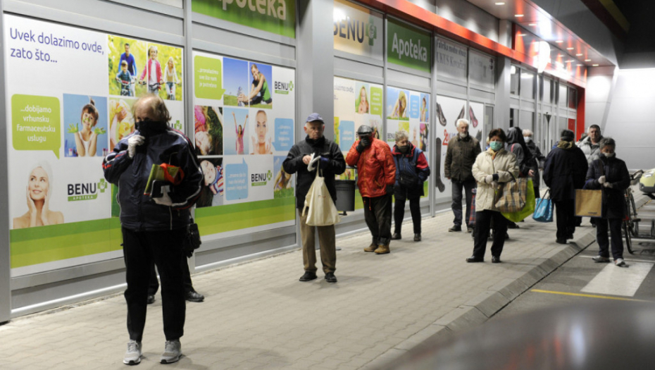 penzioneri ispred marketa jutros od 4 do 7