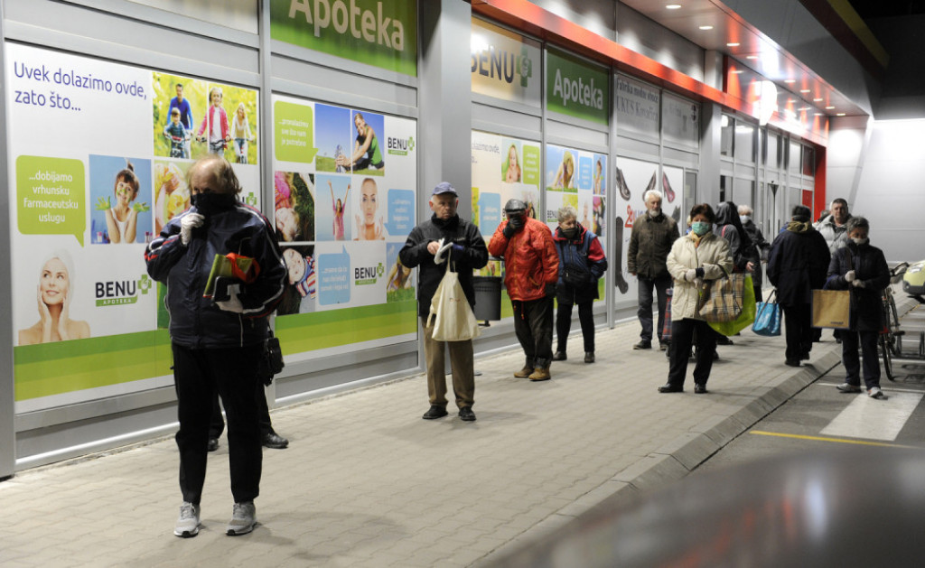 penzioneri ispred marketa jutros od 4 do 7