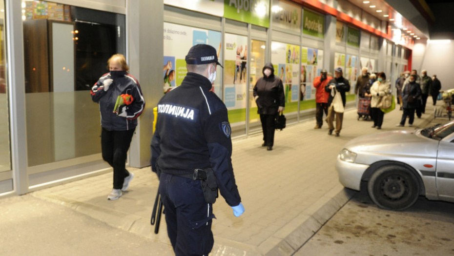 penzioneri ispred marketa jutros od 4 do 7