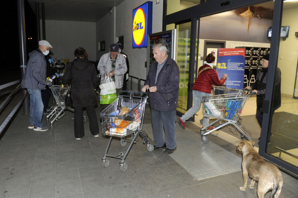 penzioneri ispred marketa jutros od 4 do 7