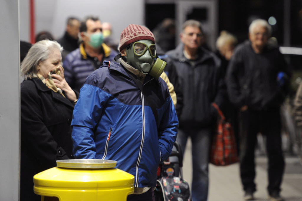 penzioneri ispred marketa jutros od 4 do 7