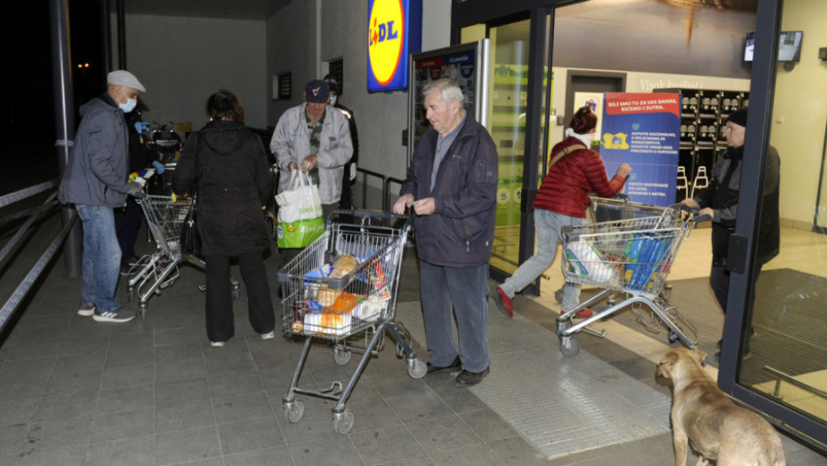 penzioneri ispred marketa jutros od 4 do 7