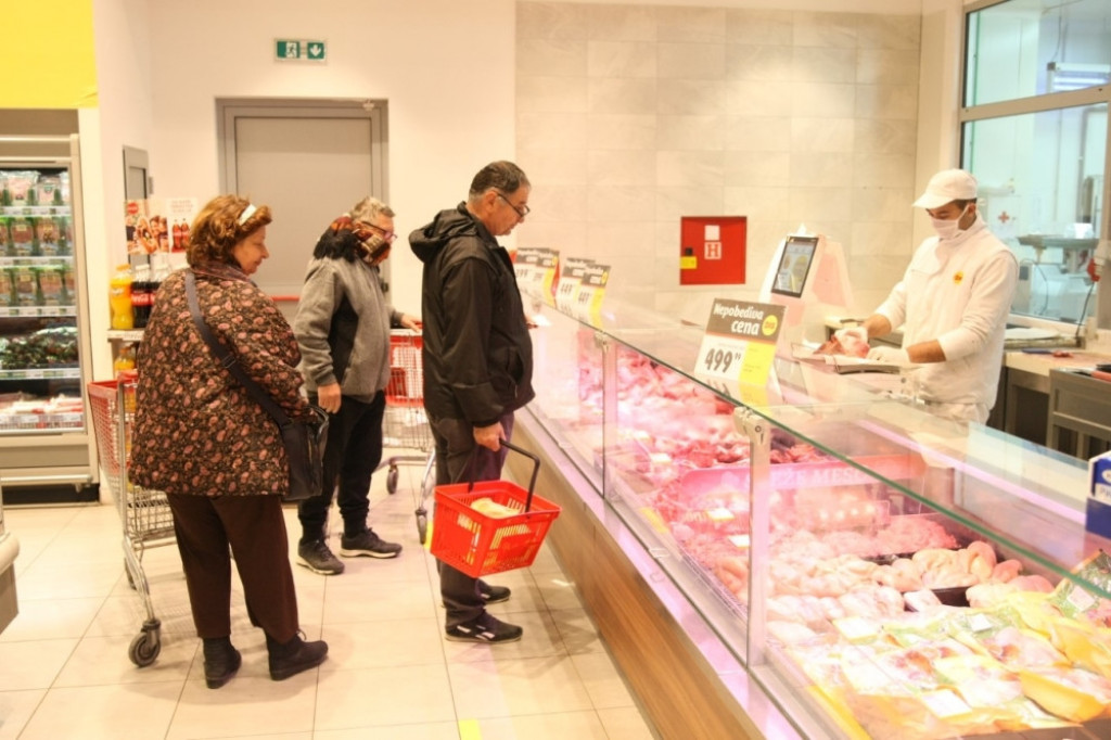 penzioneri ispred marketa jutros od 4 do 7