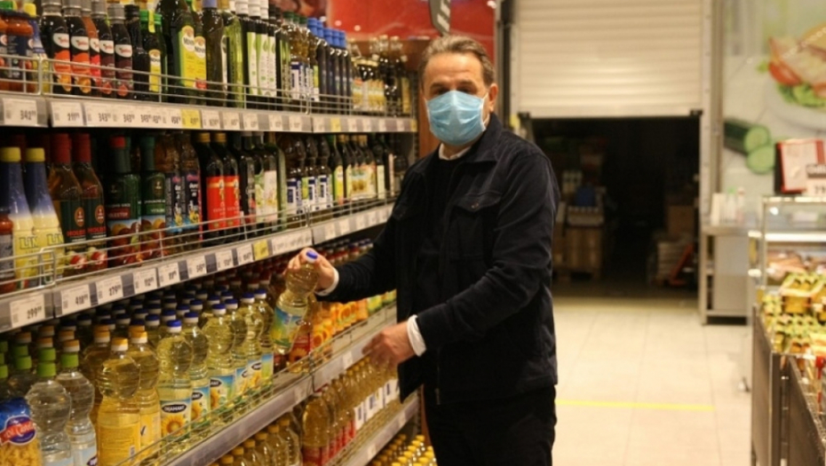 penzioneri ispred marketa jutros od 4 do 7