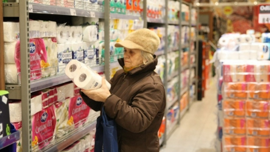 penzioneri ispred marketa jutros od 4 do 7