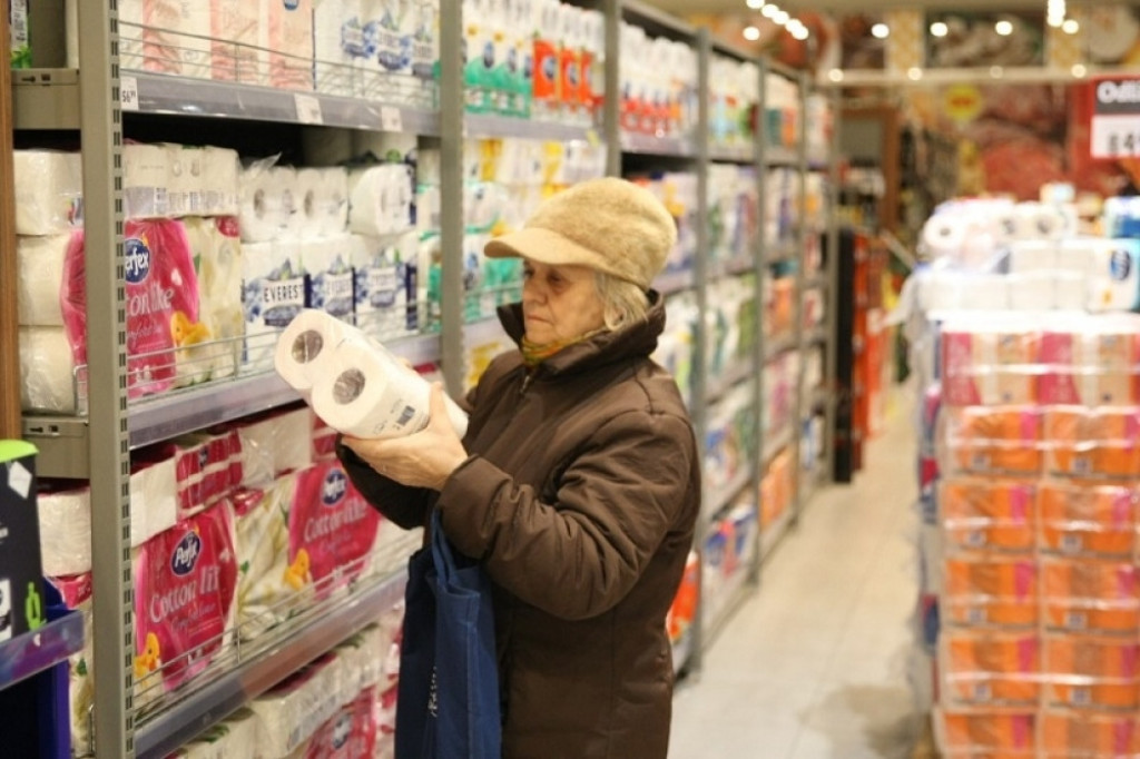 penzioneri ispred marketa jutros od 4 do 7