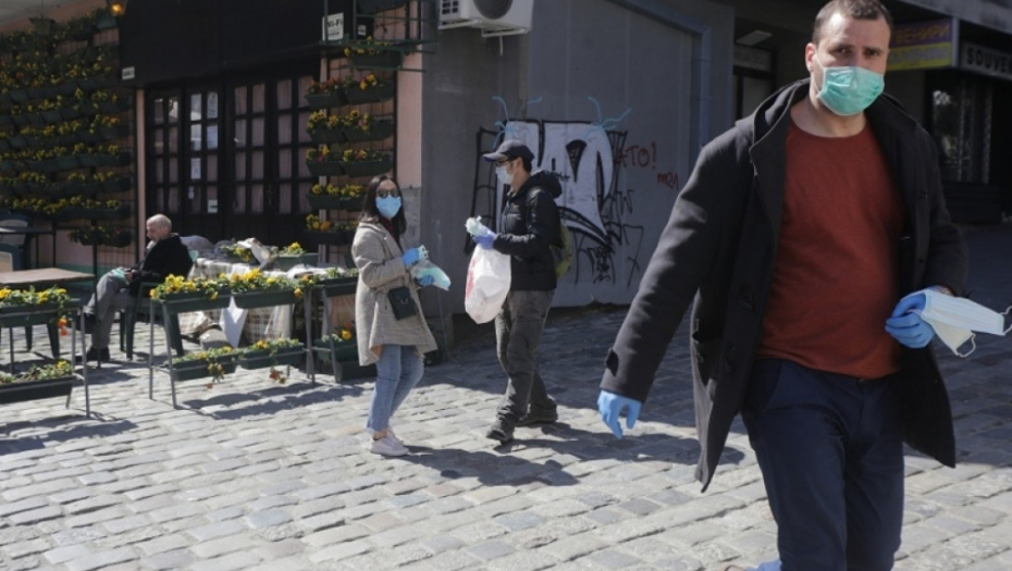 Kinezi dele zaštitne maske na ulice