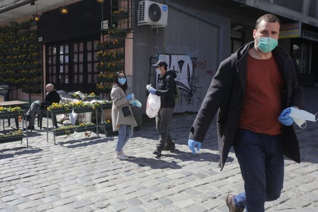 Kinezi dele zaštitne maske na ulice