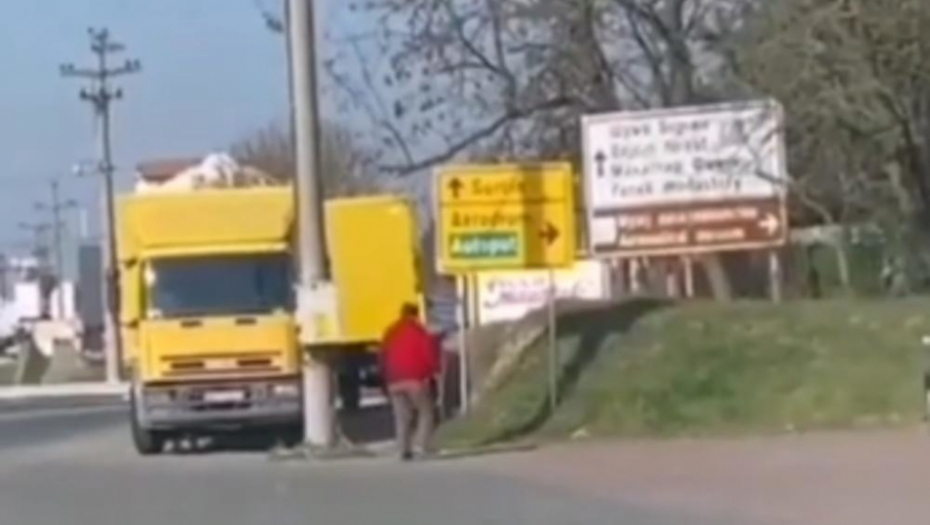 Deka beži od policije